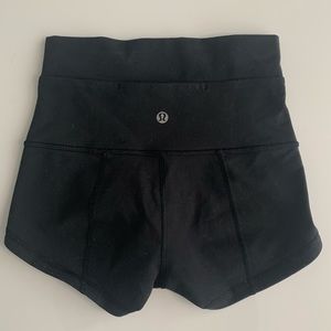 LULULEMON SIZE 2 BLACK SPANDEX BRIEF SHORTS WITH BACK POCKET